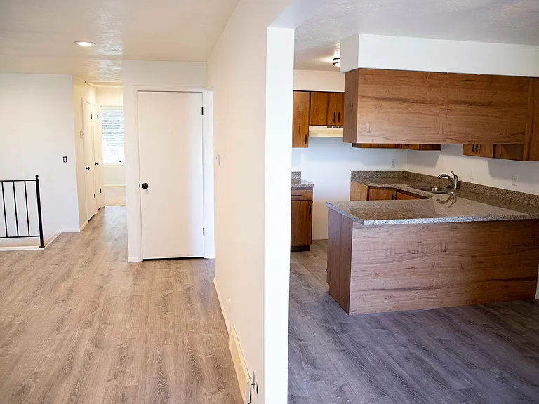 1793 S Laurelhurst Dr — Photo 3