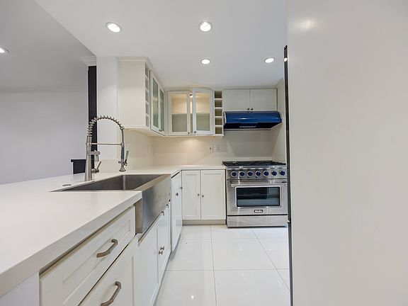 3rd image of 20 Sea Island Dr