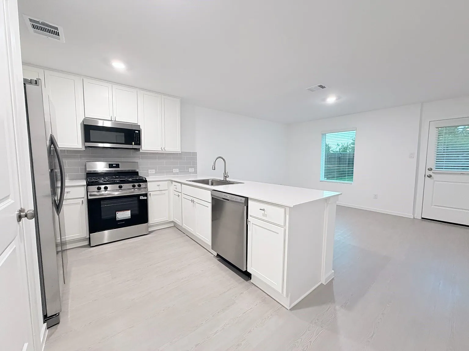 3 bed, 2.5 bath, 1294 sqft, $1,500 — Photo 3