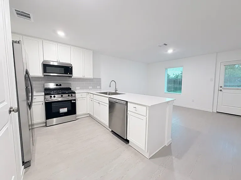 945 Pertuso Ln — Photo 3