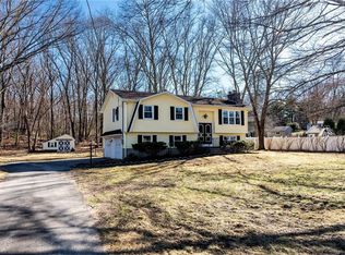 31 Harkness Rd, North Smithfield, RI 02896