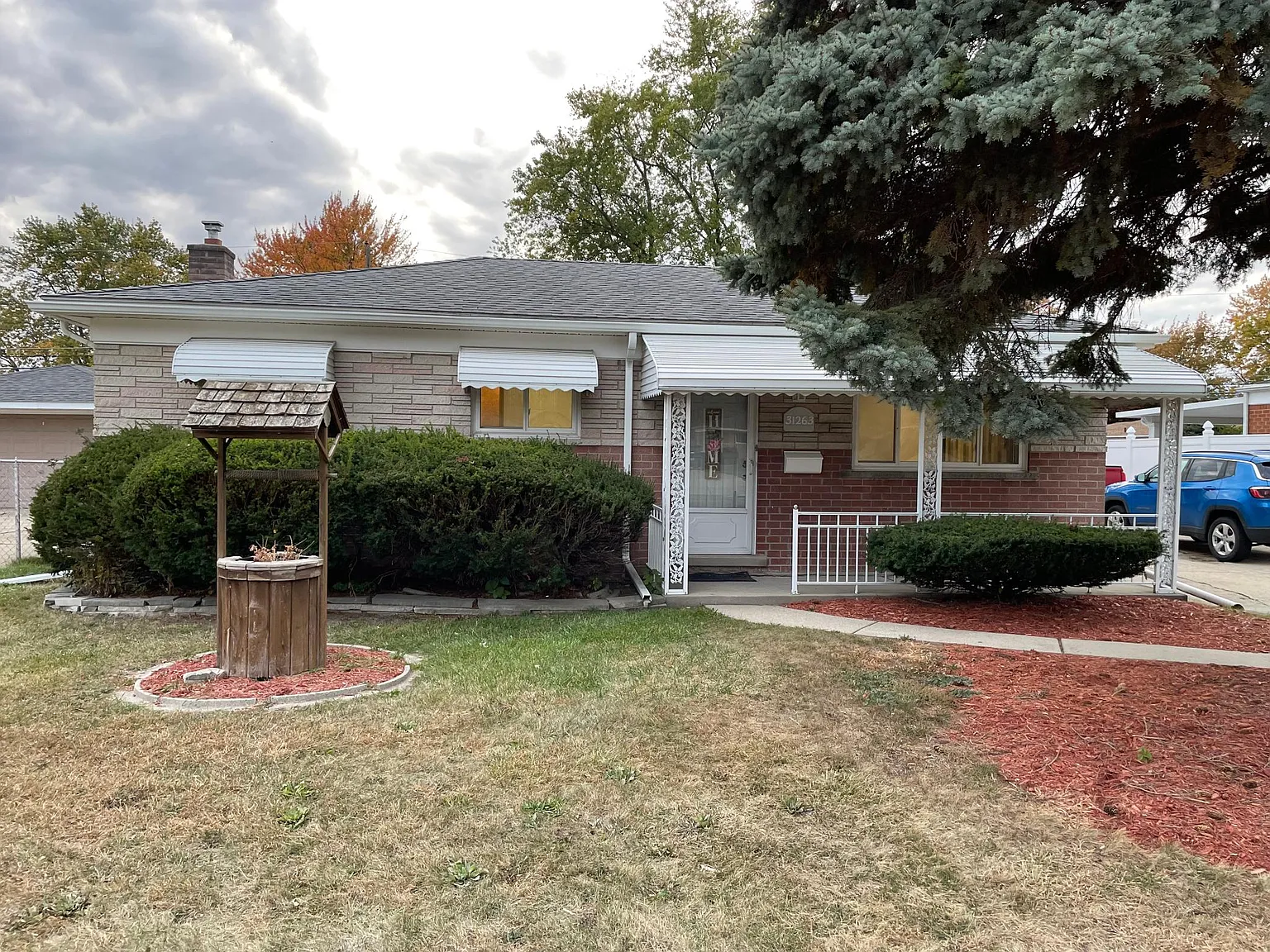 3 bed, 1.5 bath, 1298 sqft, $1,900 — Photo 1