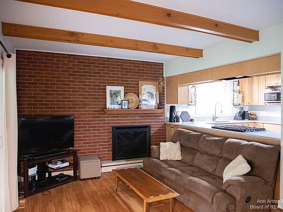 2nd image of 2242 Pauline Cir