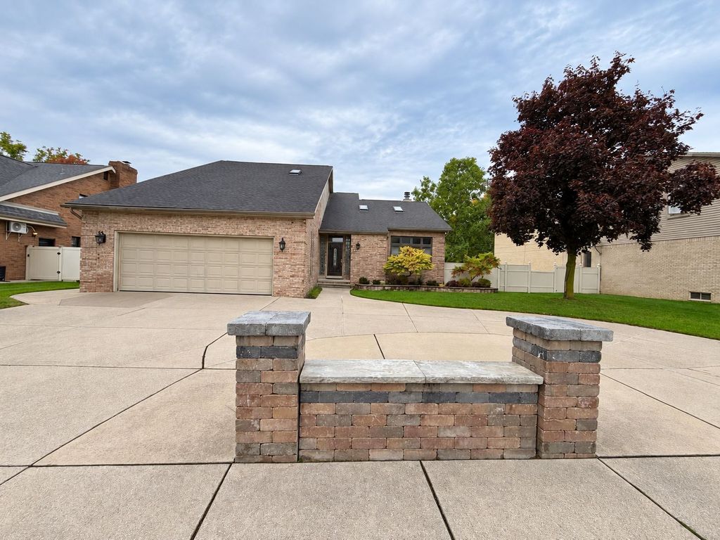 437 N Charlesworth St - Property Image