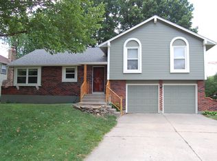 6126 Cottonwood Dr, Shawnee, KS 66216