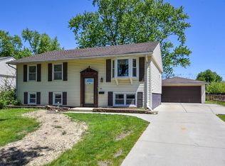 913 Vine St, Streamwood, IL 60107
