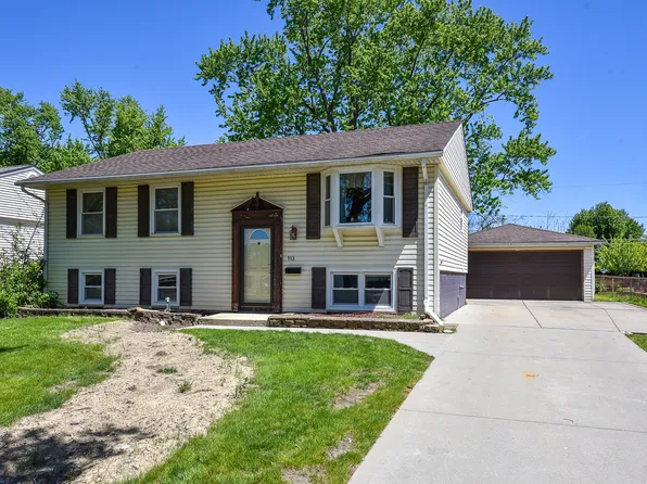 913 Vine St, Streamwood, IL 60107