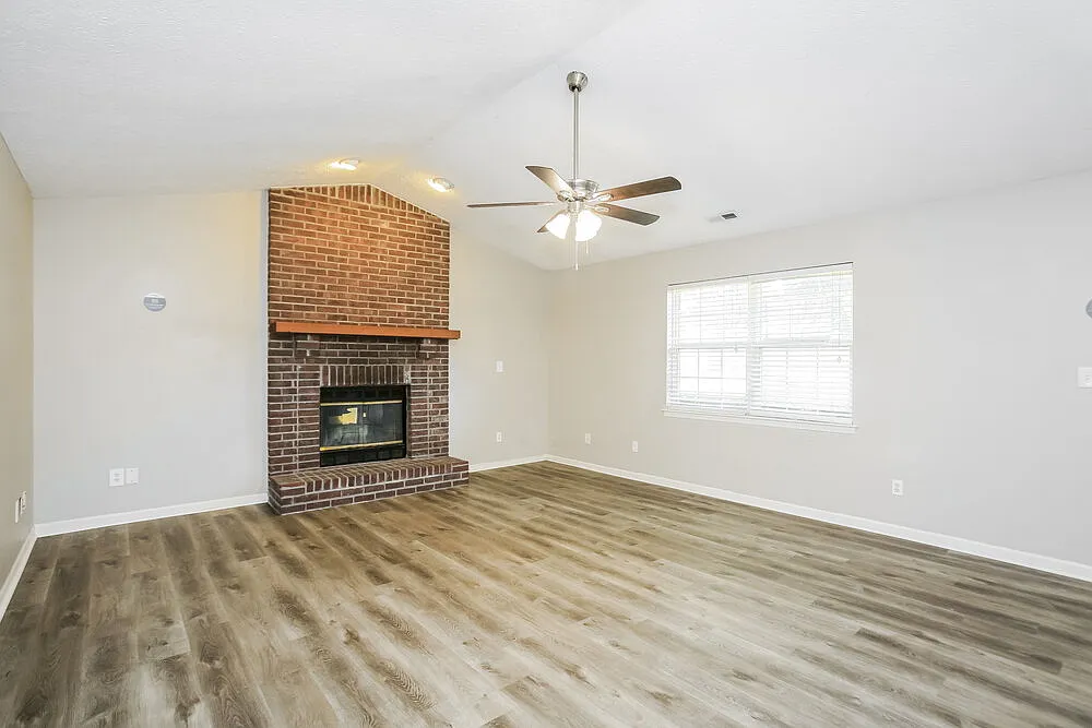 3 bed, 2.0 bath, 1463 sqft, $1,965 — Photo 4