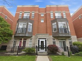 808 W University Ln, Chicago, IL