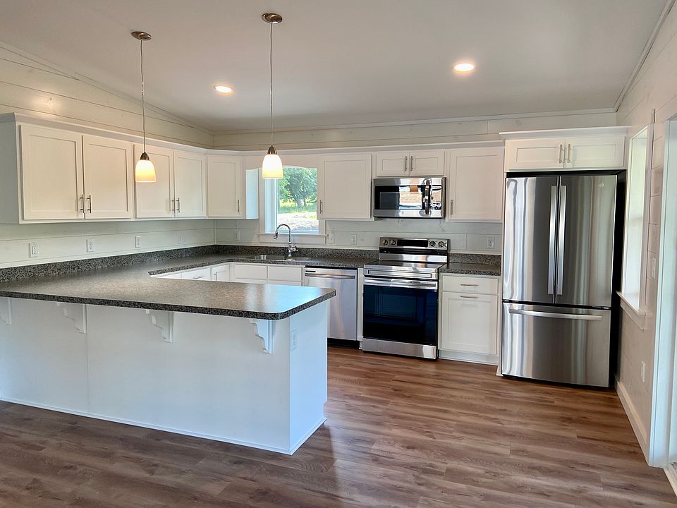 Roomy kitchen with plenty of storage and counter space. Eat-in counter.