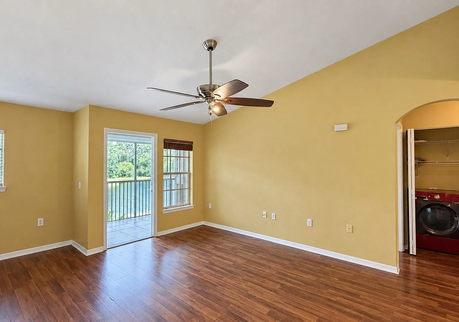 Luxury 2 bedroom 2 bathroom condo with lake views in Lakewood Ranch — Photo 4