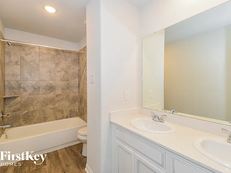 317 Lakeway Cir — Photo 13