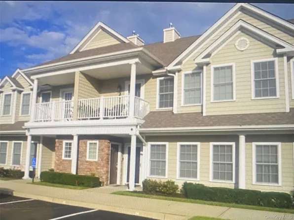 12 Della Dr, West Babylon, NY 11704