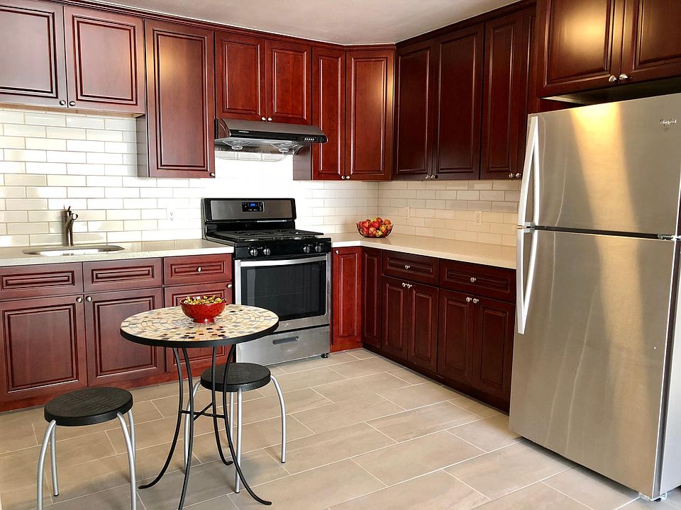 Brand new eat-in kitchen with new stainless stell stove and 