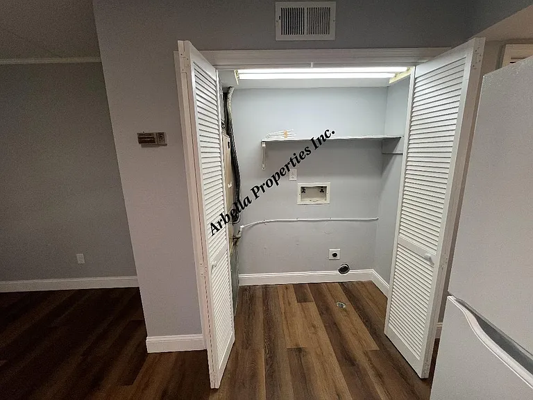 Laurelwood Apartments — Photo 12