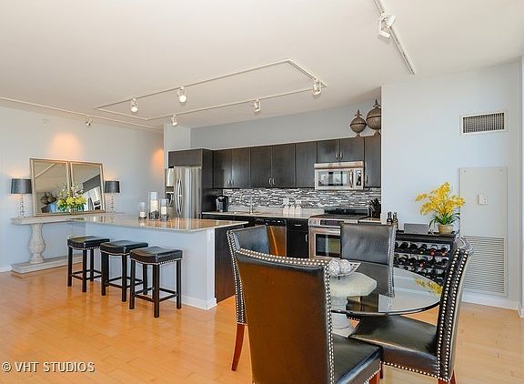 4th image of 860 W Blackhawk St Unit 2506