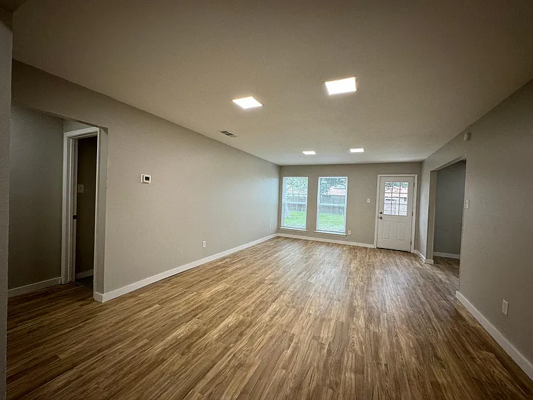 1405 Seville Dr — Photo 8