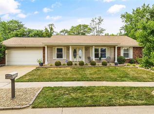 15619 Summer Lake Dr, Chesterfield, MO