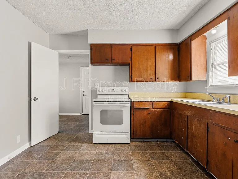 807 W Sabine St — Photo 3