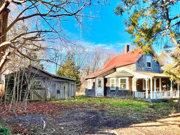 25 Oak Ave, Oak Bluffs, MA 02557