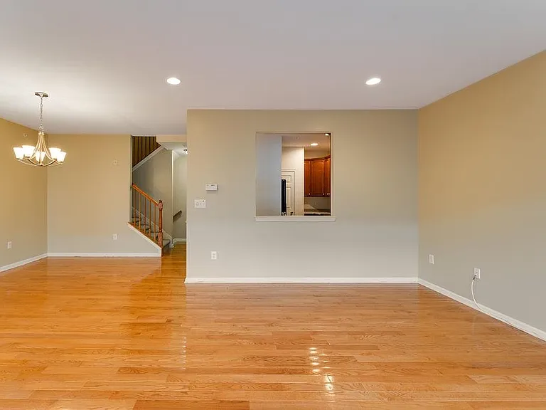 6 Carpenter Ct — Photo 2