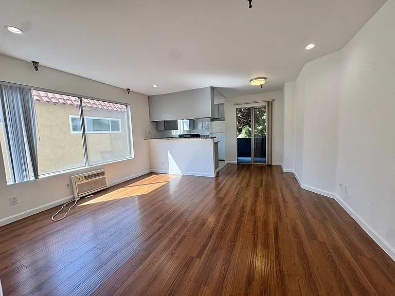 3746 Mentone Ave — Photo 2