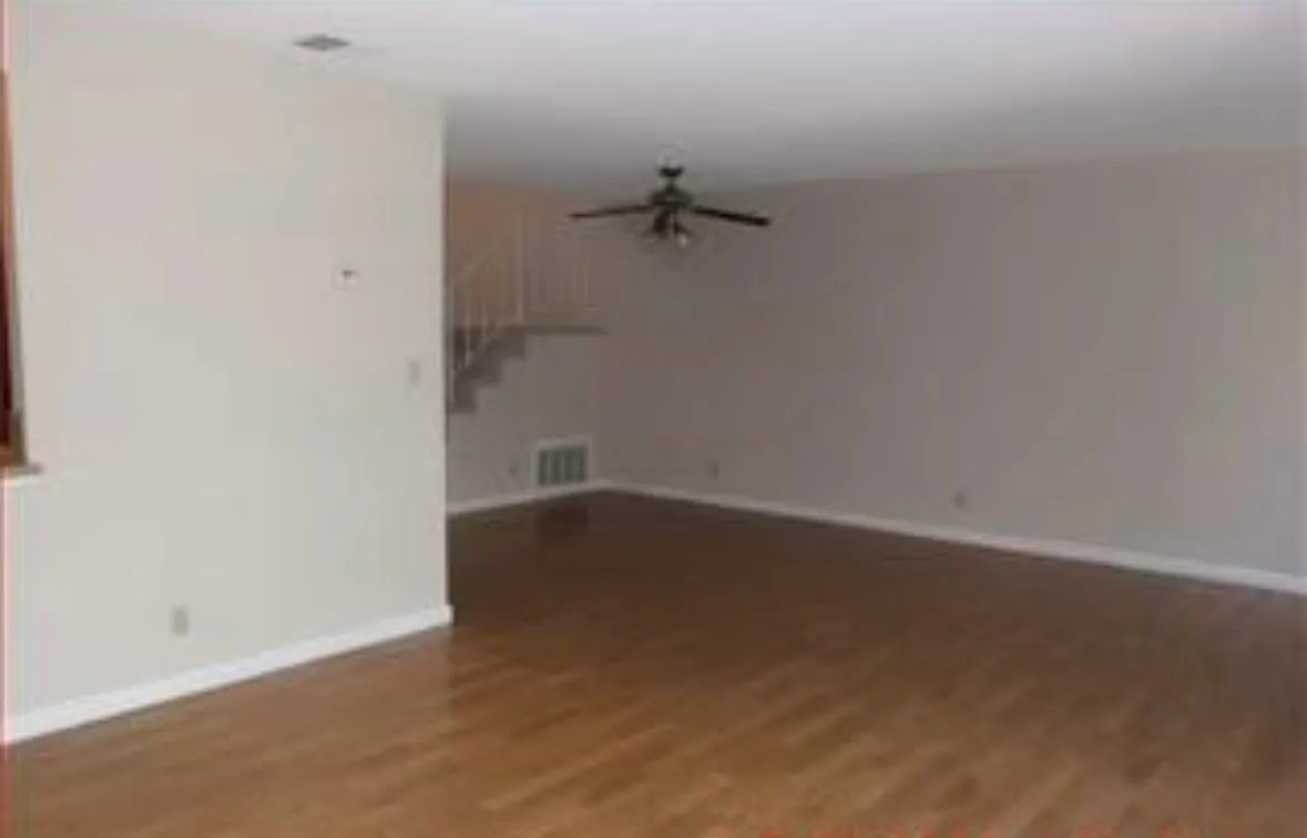 3 bed, 2.5 bath, 1404 sqft, $3,800 — Photo 3