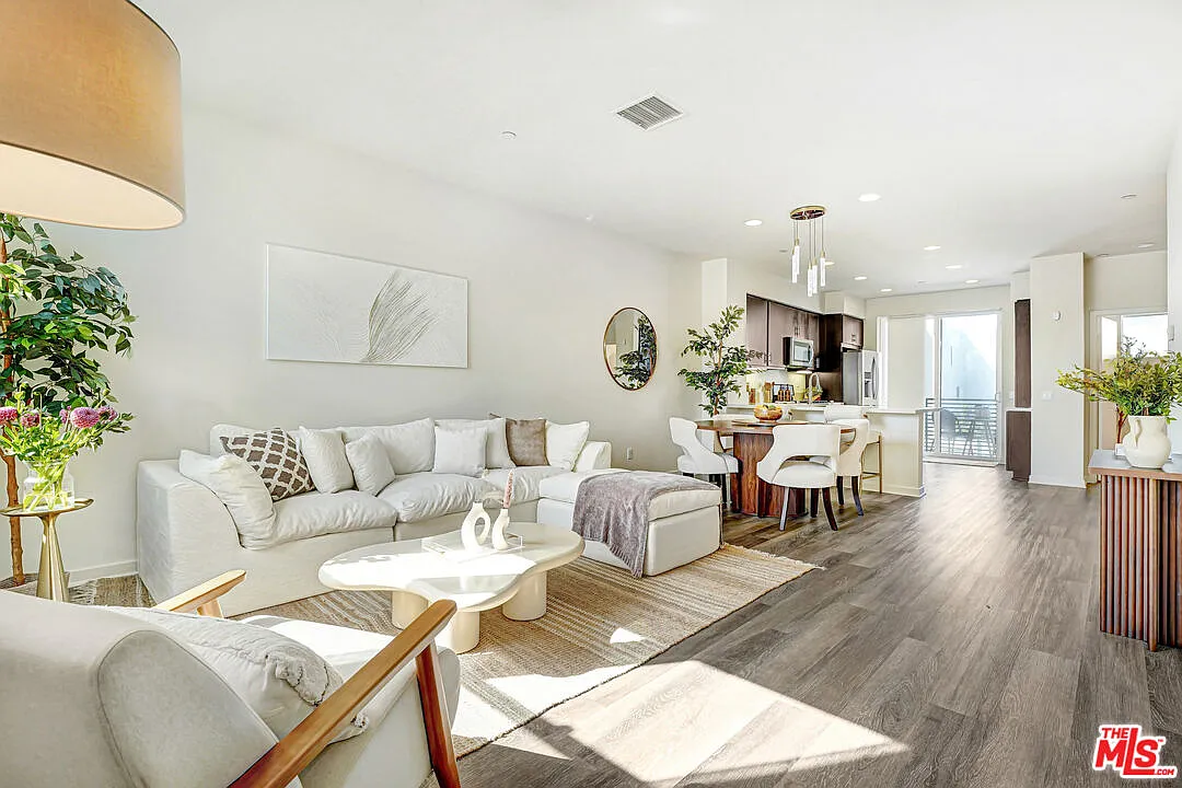 3 bed, 3.5 bath, 1550 sqft, $4,100 — Photo 1