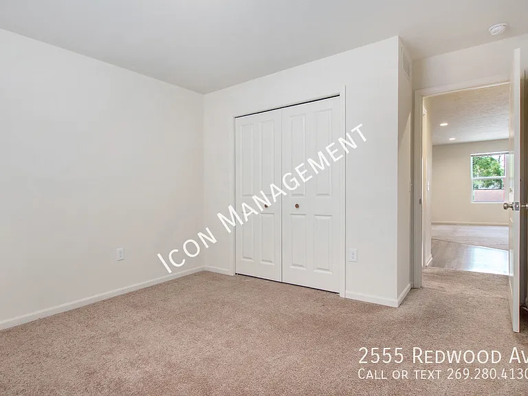 2555 Redwood Ave — Photo 10