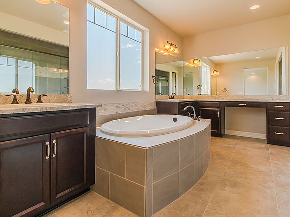 Dual sinks and garden tub