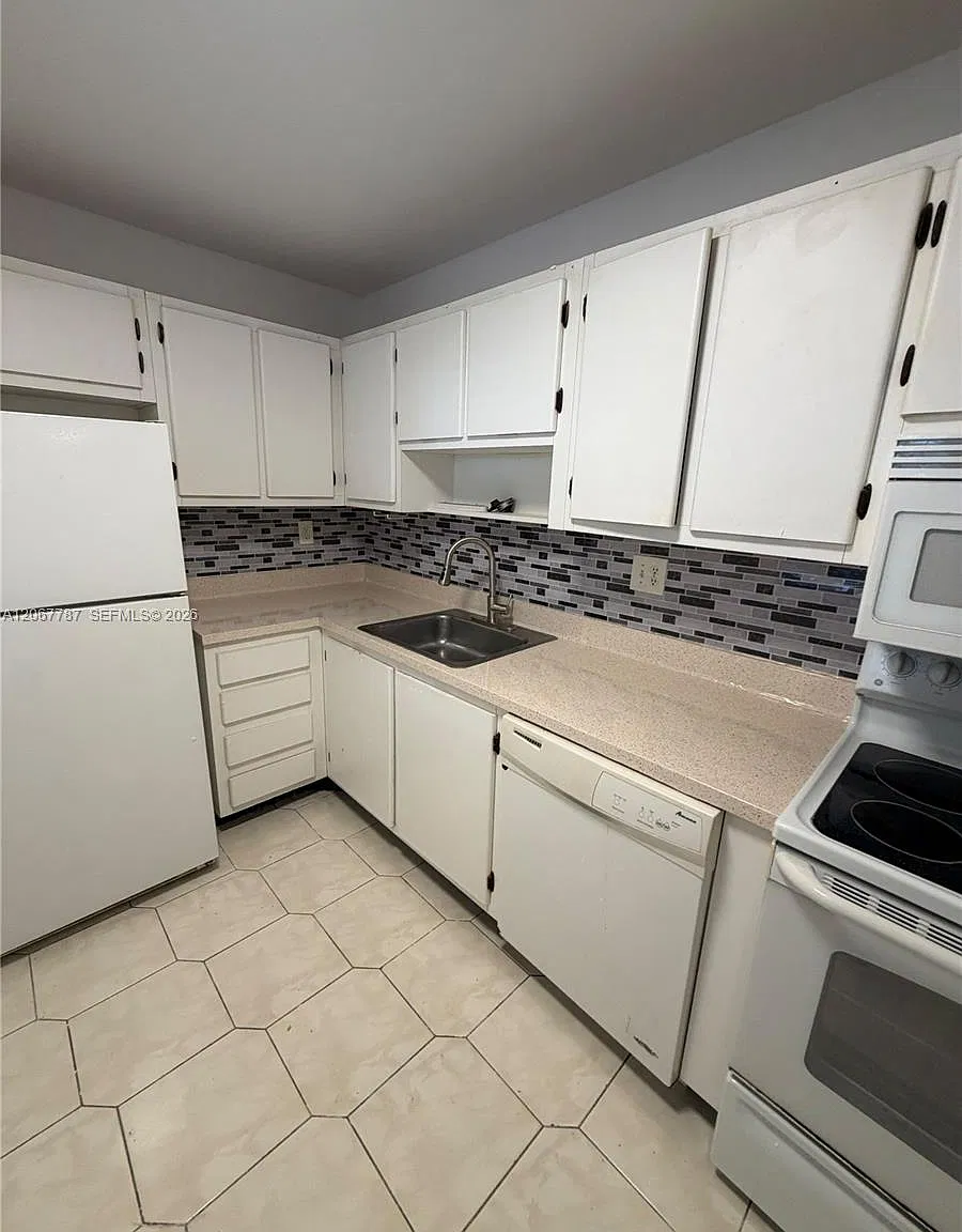 6751 N University Dr — Photo 4