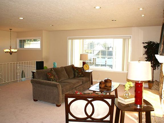 3rd image of 840 NW Bella Vista Pl