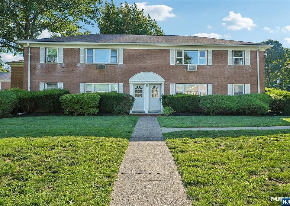 1st image of 39 Manchester Ct #122