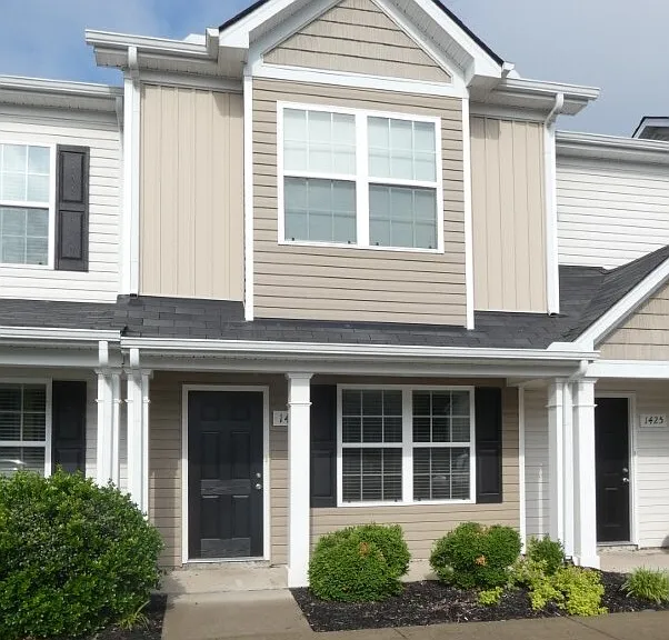 1423 Clydesdale St — Photo 1