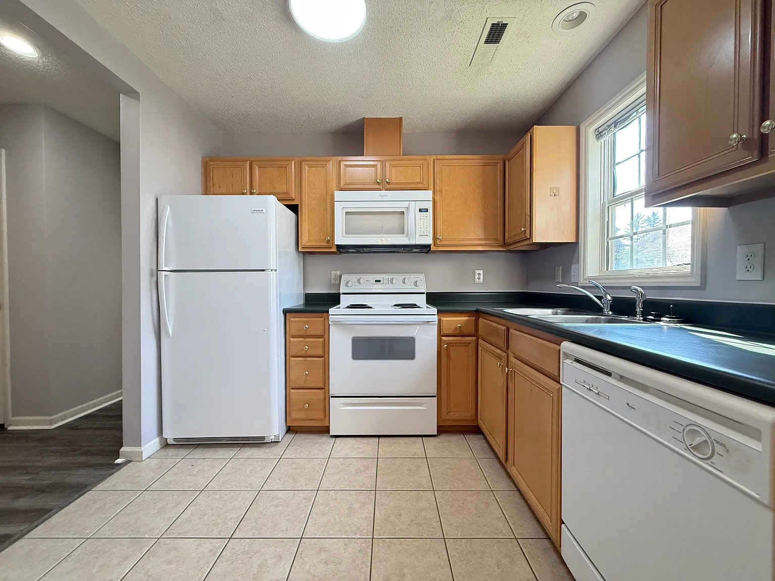 3 bed, 2.5 bath, 1574 sqft, $1,825 — Photo 3