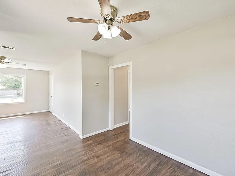 1501 Greenbrier Dr — Photo 10