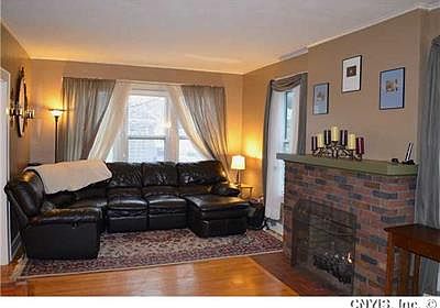 3rd image of 104 Sweeting St