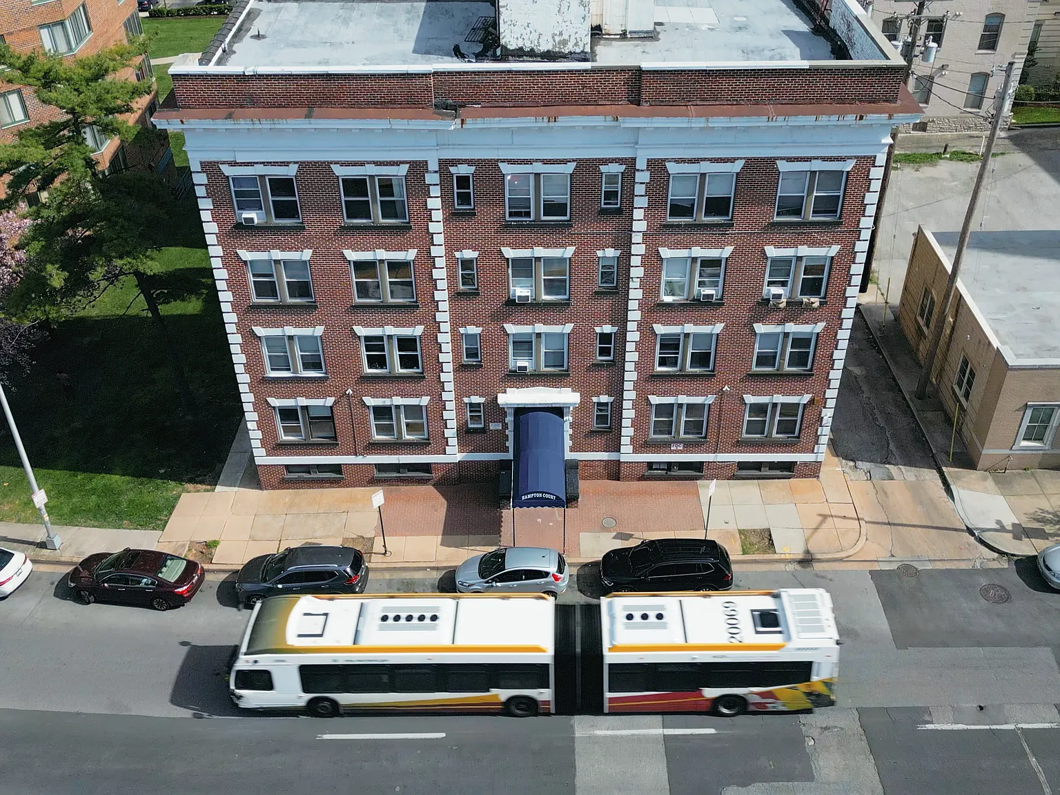Hampton Court Apartments — Photo 1