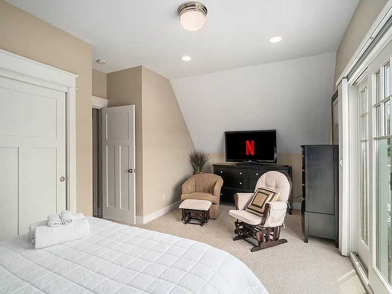 27 Howard Ave — Photo 32