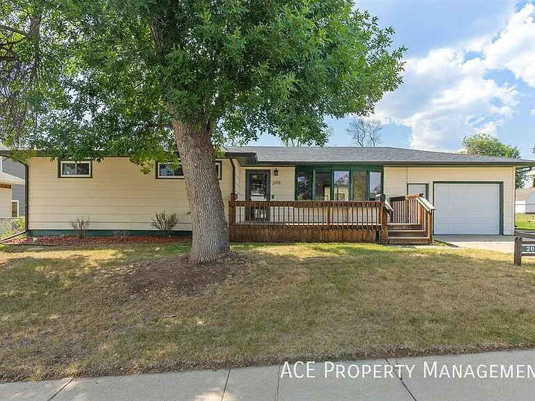 209 Wedgewood Dr — Photo 2