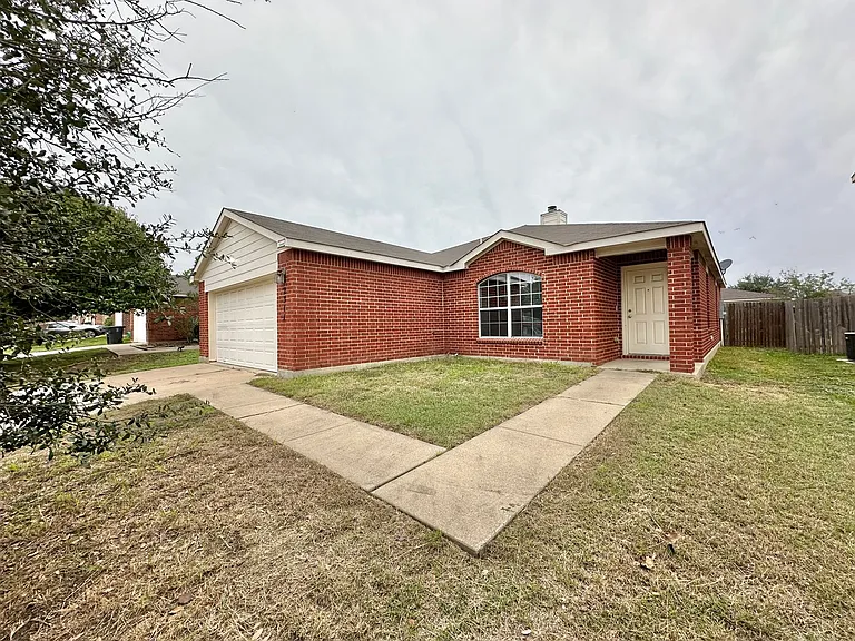 2311 Price Dr — Photo 1