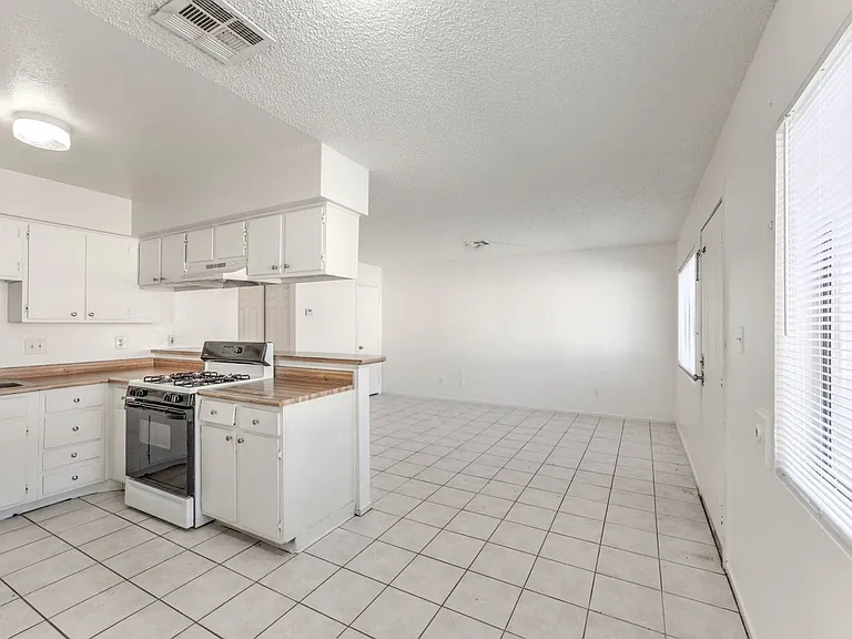 3109 N Walnut Rd — Photo 14
