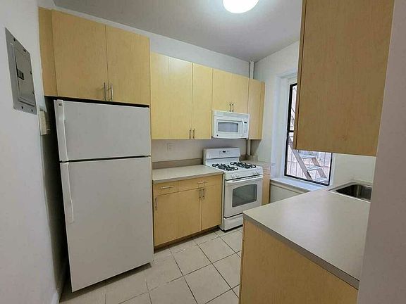 2nd image of 12 Pinehurst Ave APT 5A
