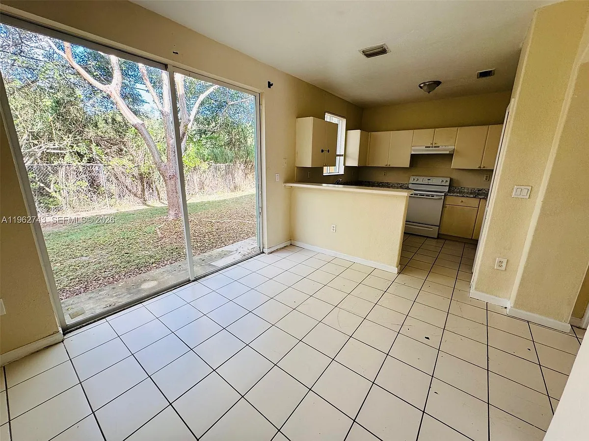 Building Photo - 1601 SE 24th Ct #221