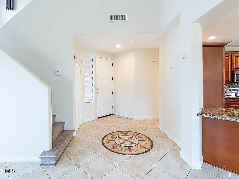 3 bed, 2.5 bath, 2036 sqft, $850 — Photo 2