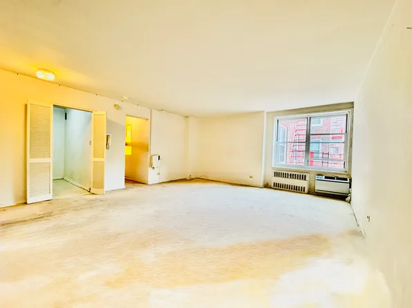 142-05 Roosevelt Avenue 517 image 4 of 5