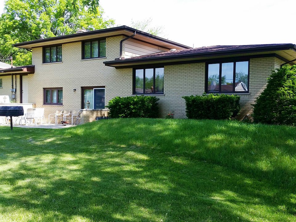 2nd image of 613 Chestnut Ln