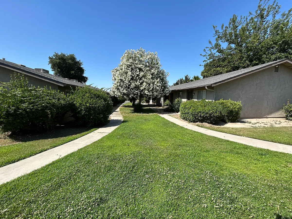 Photo 2 of 10 - Prosperity Manor - Tulare, CA Building Photo - Prosperity Manor
