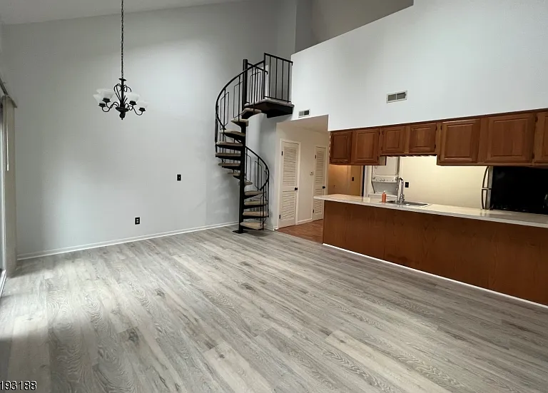 20 Augusta Dr #8 — Photo 1