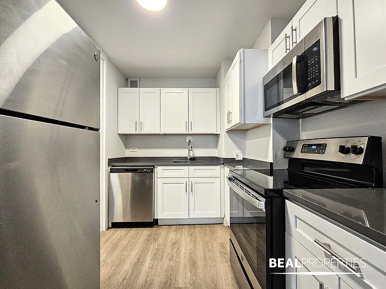 1344 N Dearborn — Photo 23